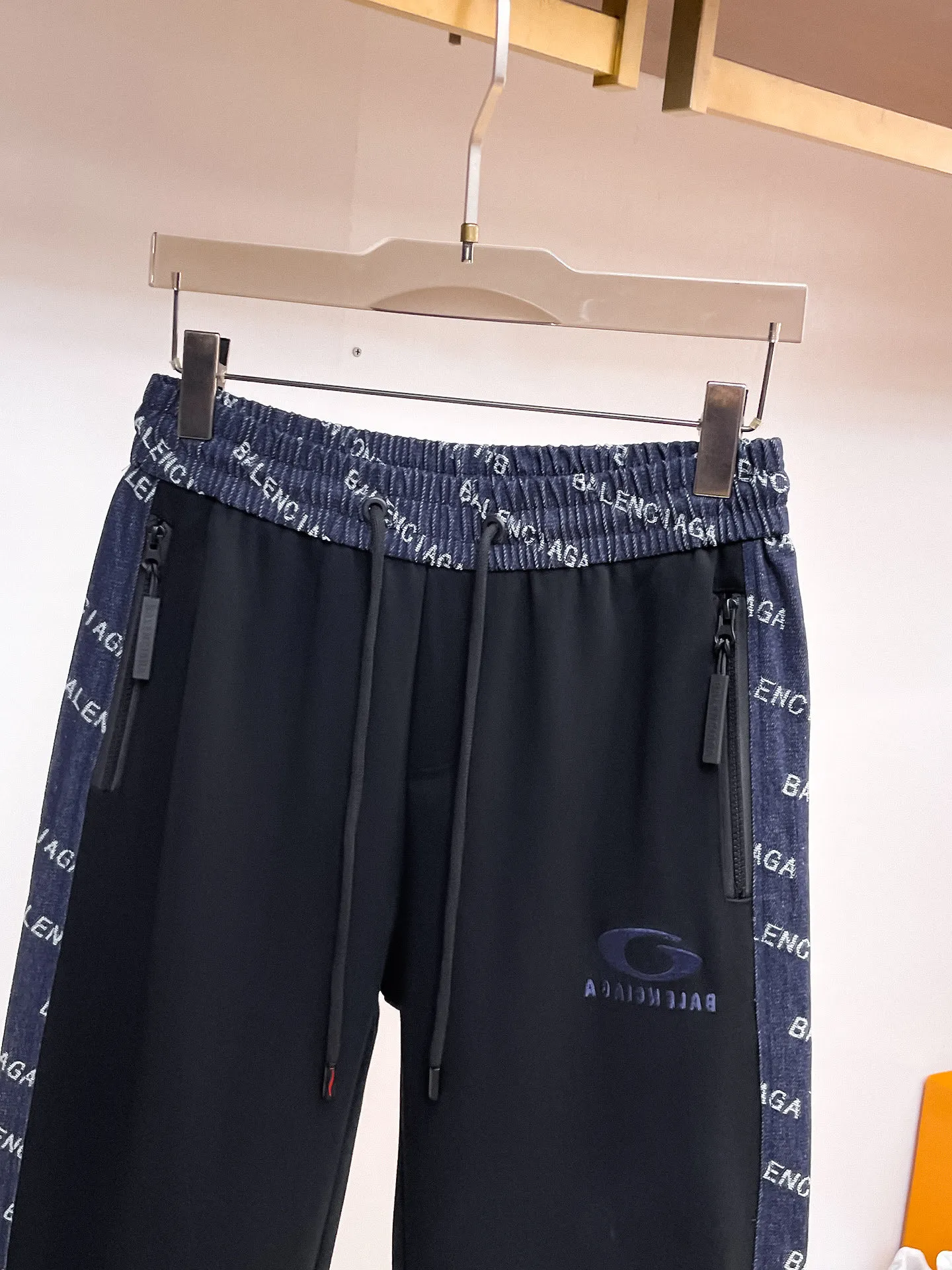 Balenciaga 🆕2026 Autumn and Winter New Arrival Casual Pants! The official website will be released simultaneously. Brand Classic LOGO casual pants, customized fabrics, excellent comfort and strong touch. Highly recognisable, perfect appearance and craftsmanship. Size:M-3XL